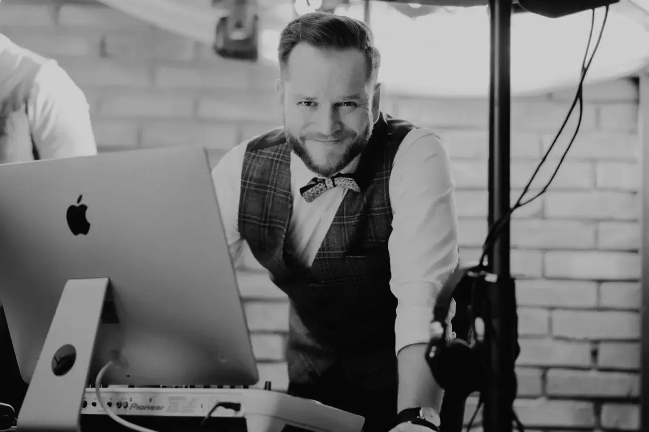 Zdjęcie Kto faktycznie płaci ZAiKS za DJ-a: prawda o opłatach i konsekwencjach