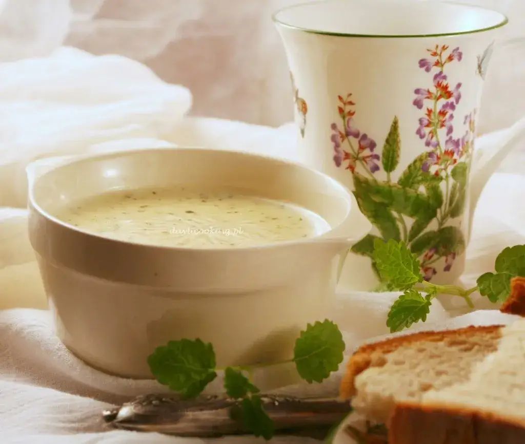 Zdjęcie Serek topiony w zupie: Uniknij kłopotliwego zbrylenia i stwórz kremowe danie