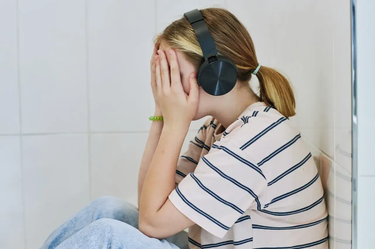 Zdjęcie Czy słuchanie piosenek z przekleństwami to grzech czy norma społeczna?