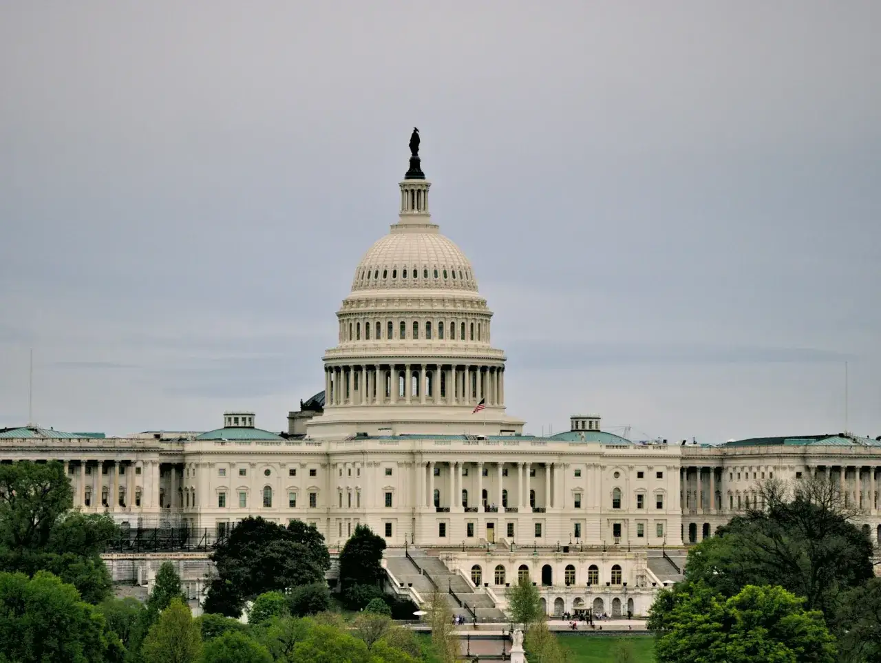 Zdjęcie Praca w USA po studiach w Polsce: Jak uniknąć trudności z wizą?