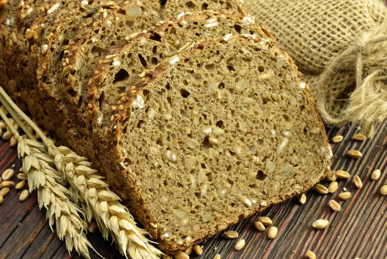 Zdjęcie Czy chleb razowy ma gluten? Dowiedz się, dlaczego nie jest bezglutenowy