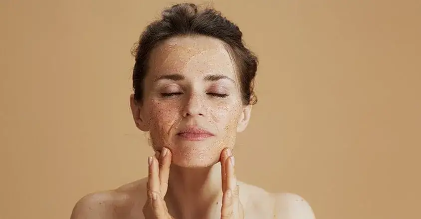 Zdjęcie Jaki peeling do twarzy wybrać, aby uniknąć podrażnień?