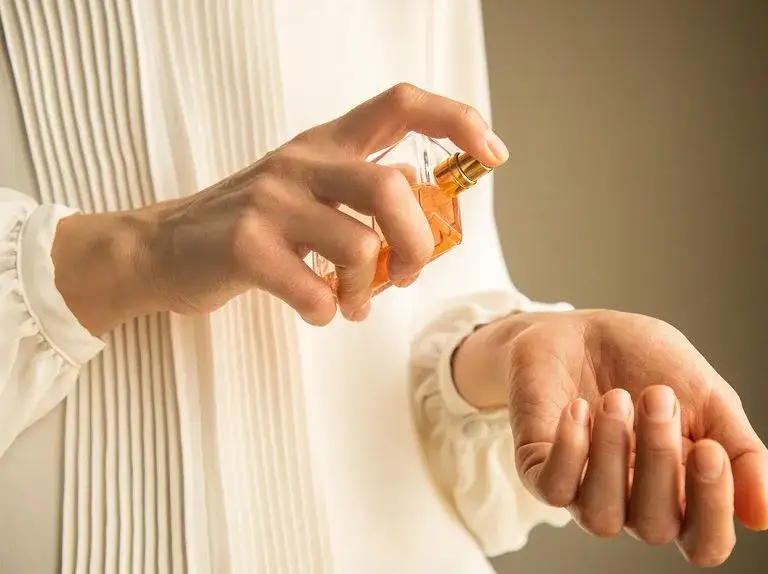 Zdjęcie Perfumy które długo się utrzymują damskie – odkryj trwałe zapachy dla siebie