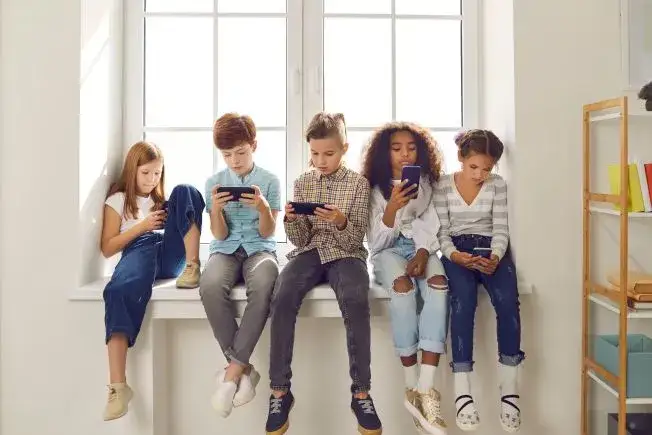 Zdjęcie Czy nauczyciel może zabrać uczniowi telefon? Przepisy i prawa w szkole
