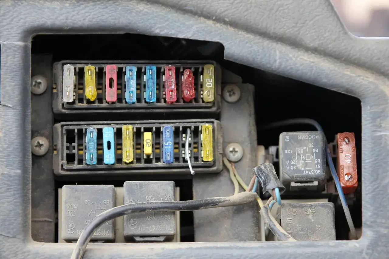 Zdjęcie Ile kosztuje wymiana instalacji elektrycznej w ciągniku? Sprawdź ceny i czynniki wpływające na koszty