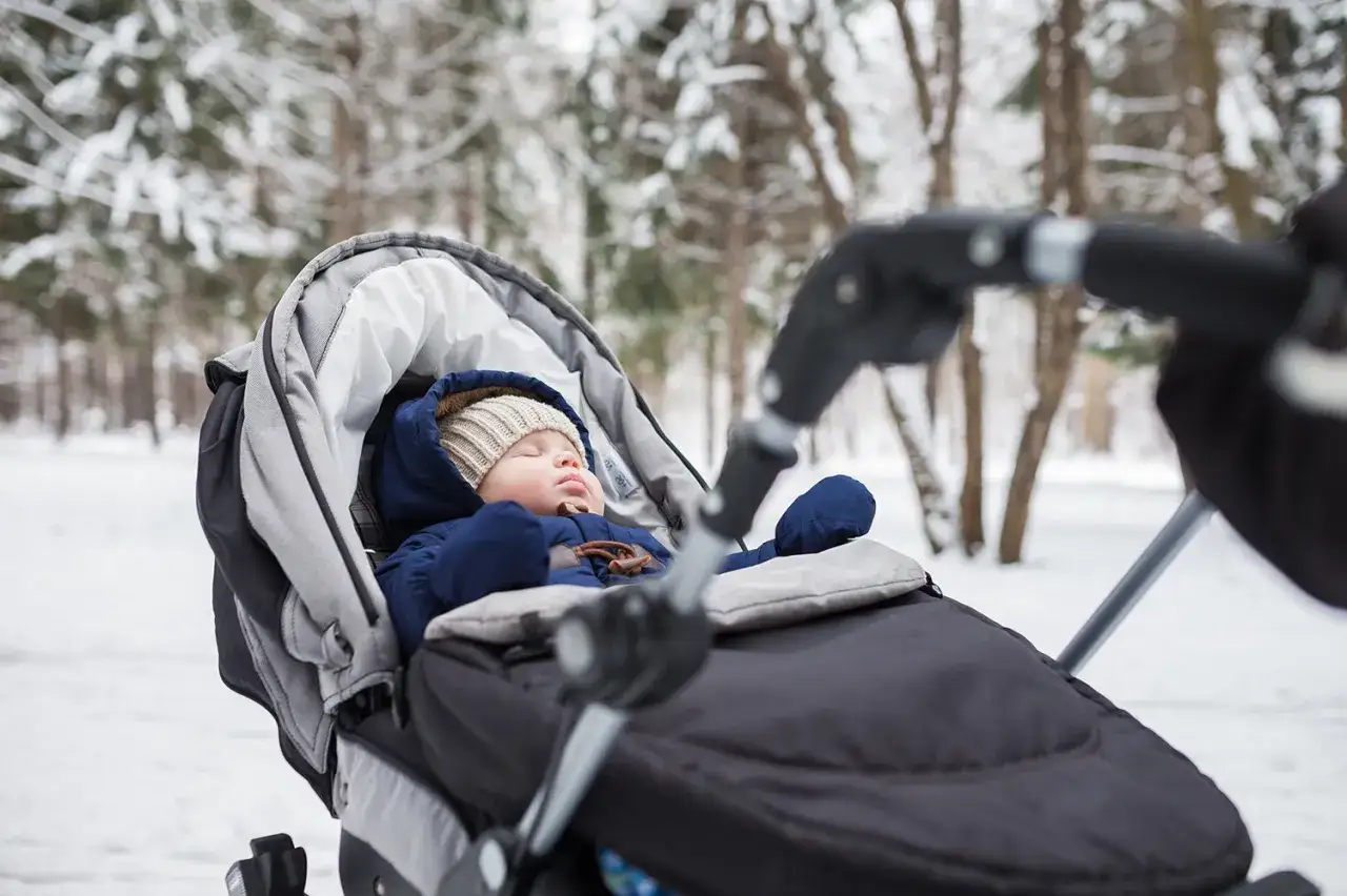 Zdjęcie Jak ubierać dziecko w domu, aby uniknąć przegrzania i dyskomfortu