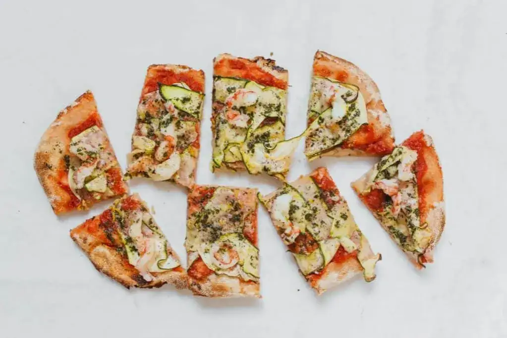 Zdjęcie Ile kalorii ma jeden kawałek pizzy? Zaskakujące r&oacute;żnice w kaloriach