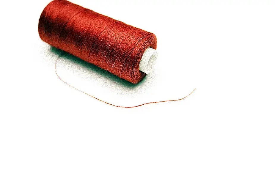 Zdjęcie Czy czerwona nitka to grzech? Odkryj prawdę o jej znaczeniu