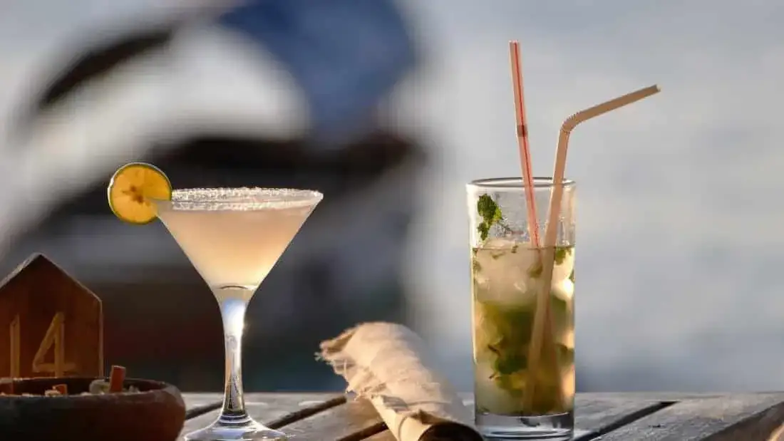 Zdjęcie Kto robi drinki i jak barman tworzy niezapomniane koktajle