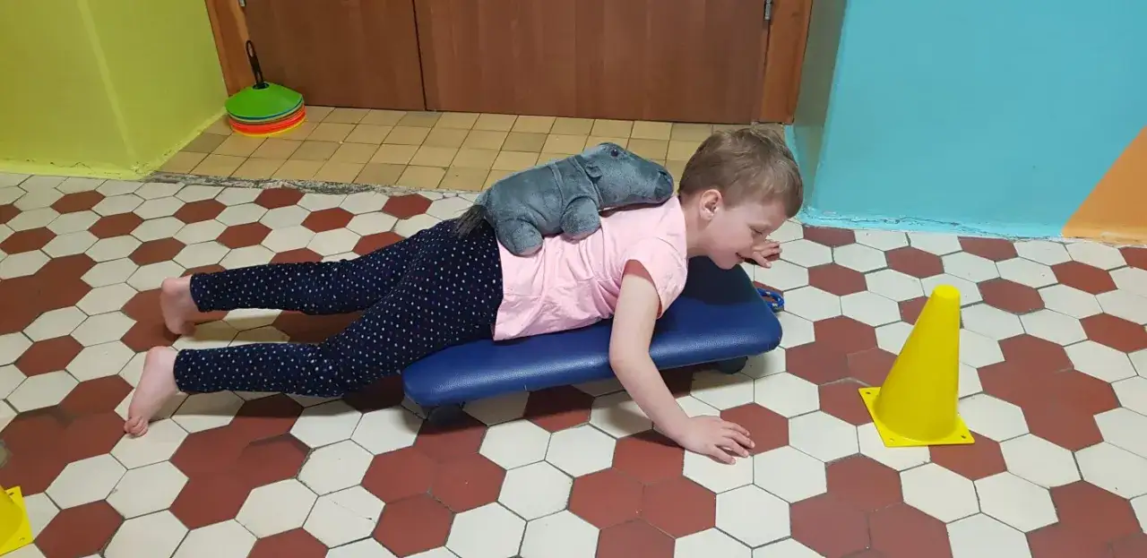 Zdjęcie Deskorolka sensoryczna: Jak wspiera rozwój dzieci z trudnościami