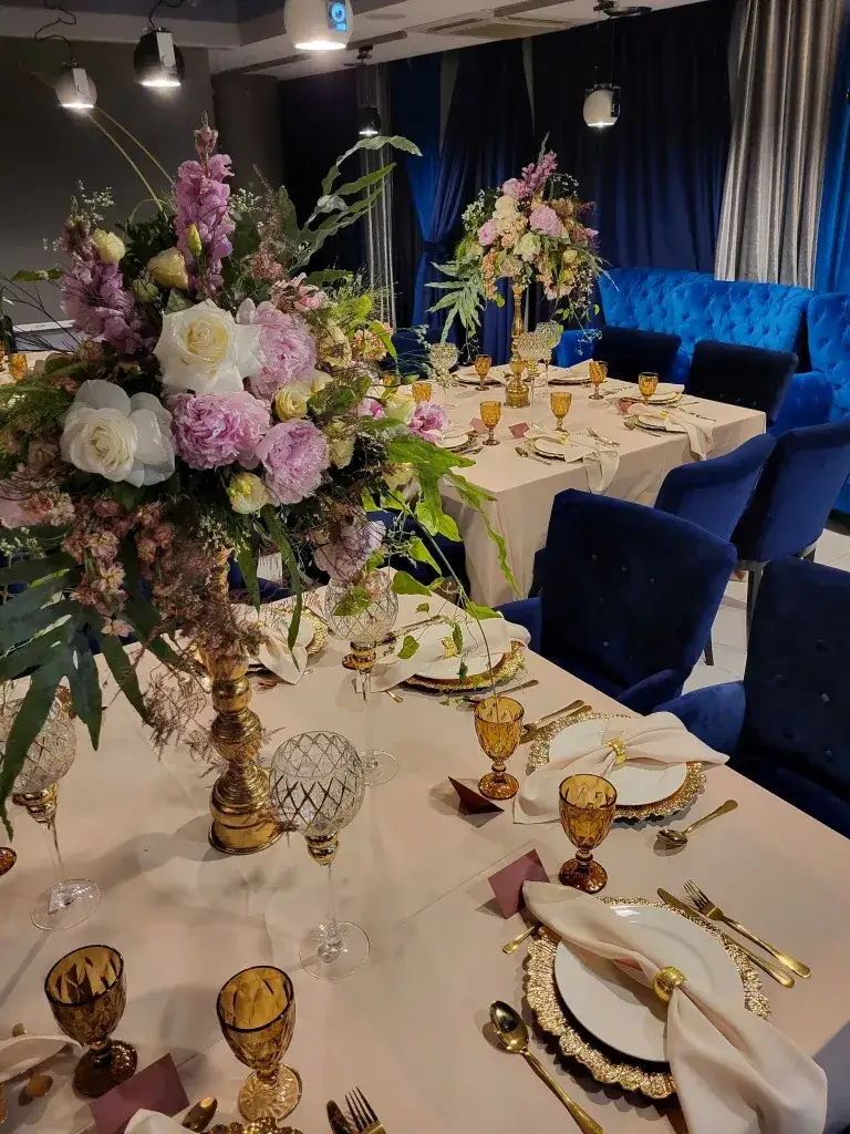 Zdjęcie Jak usadzić gości przy stole, aby uniknąć konfliktów i zapewnić świetną zabawę