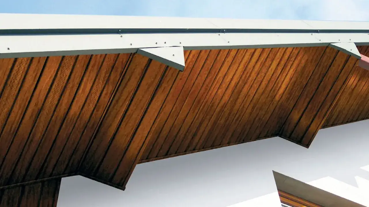 Zdjęcie Cennik malowania podbitki dachowej: koszty i czynniki wpływające