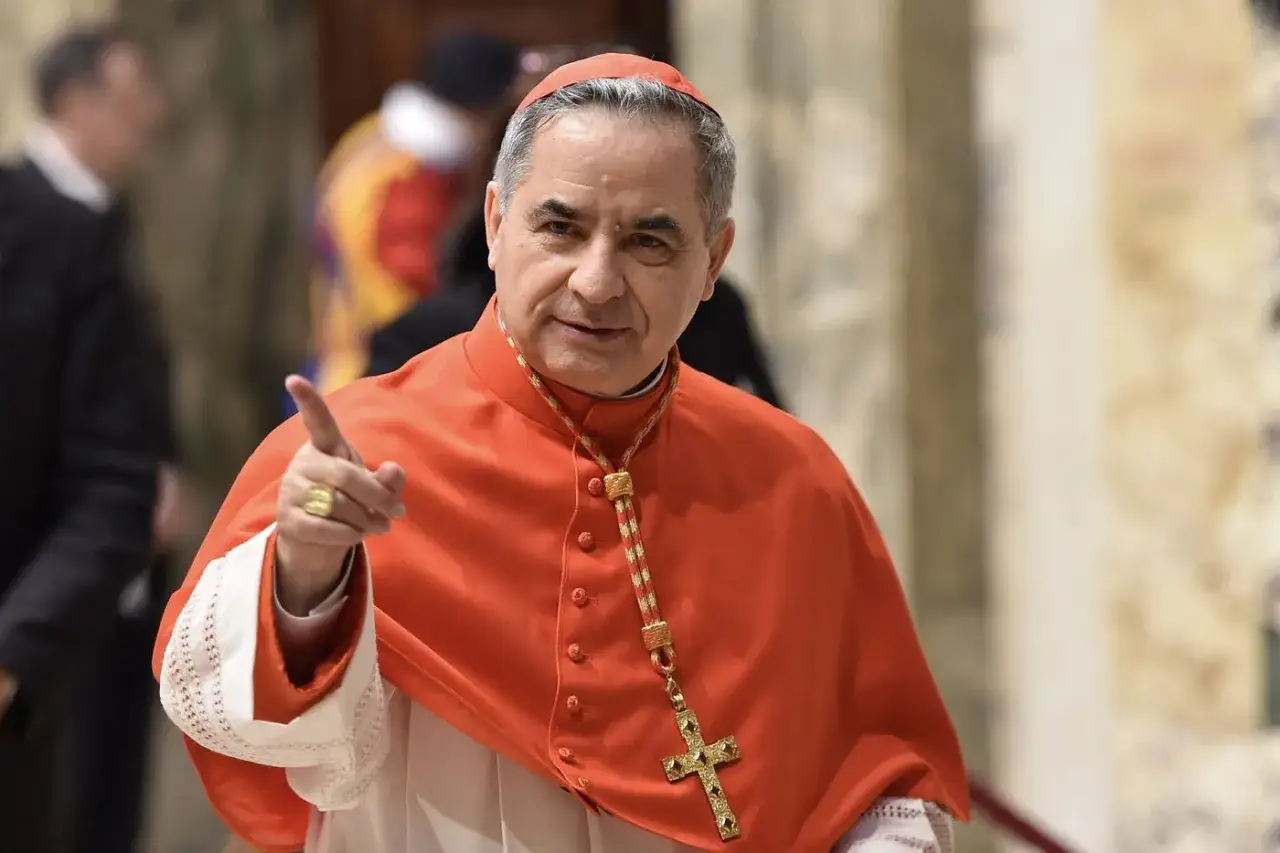 Zdjęcie Kardynał Angelo Becciu: kontrowersje, afery i wpływ na Kościół katolicki