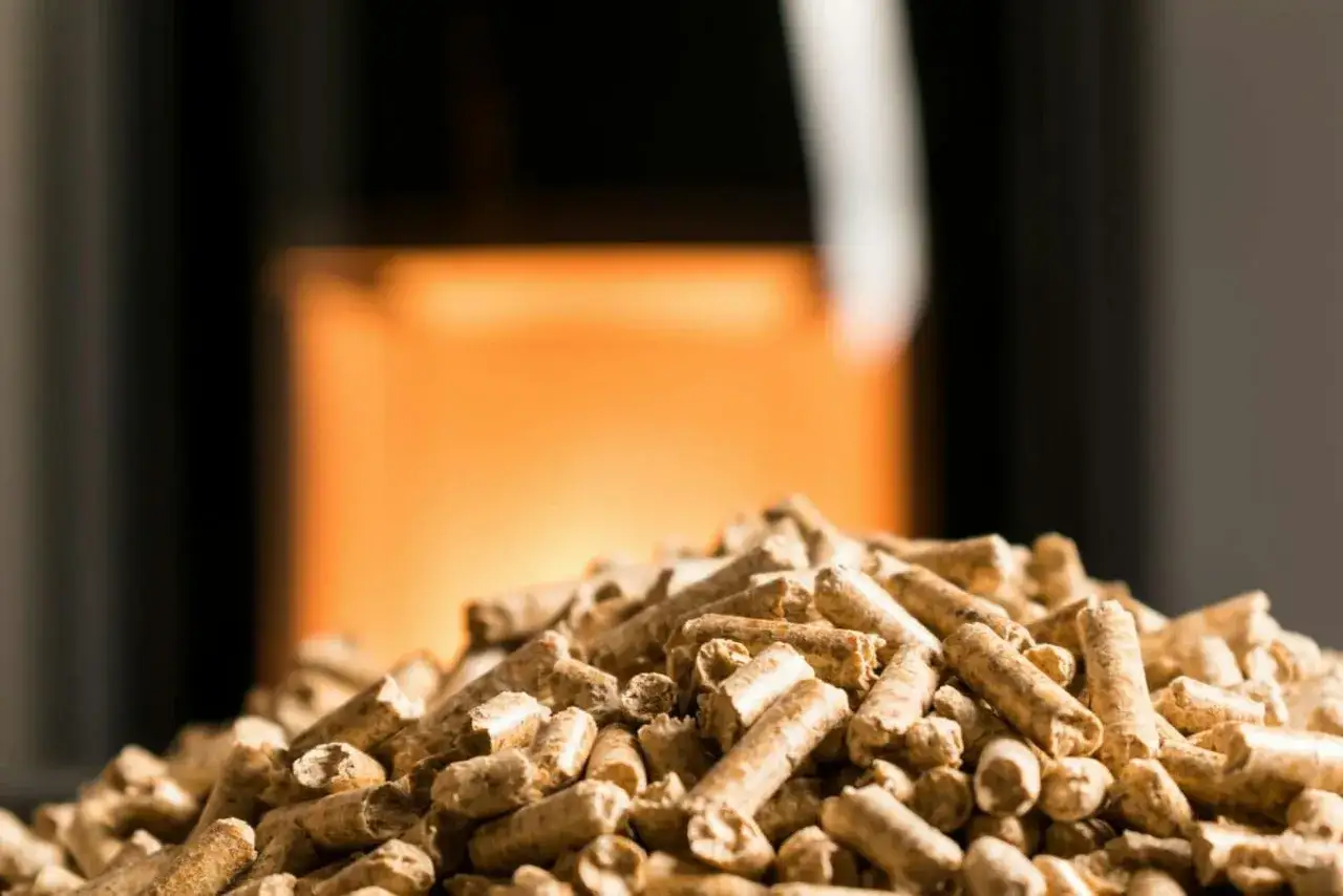 Zdjęcie Czy pelletem można palić w kominku? Sprawdź, co musisz wiedzieć!