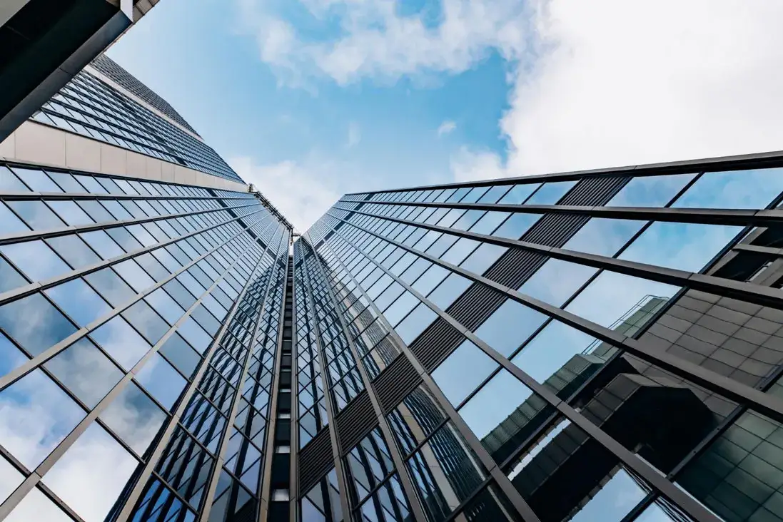 Zdjęcie Kiedy trzeba zapłacić VAT od sprzedaży nieruchomości? Uniknij kar finansowych!