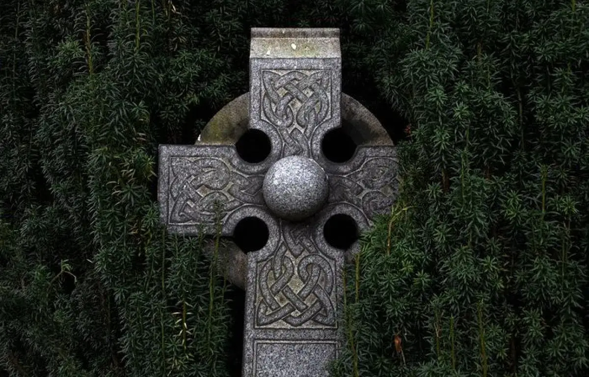 Zdjęcie Co symbolizuje krzyż w kole? Oto znaczenie, które Cię zaskoczy!