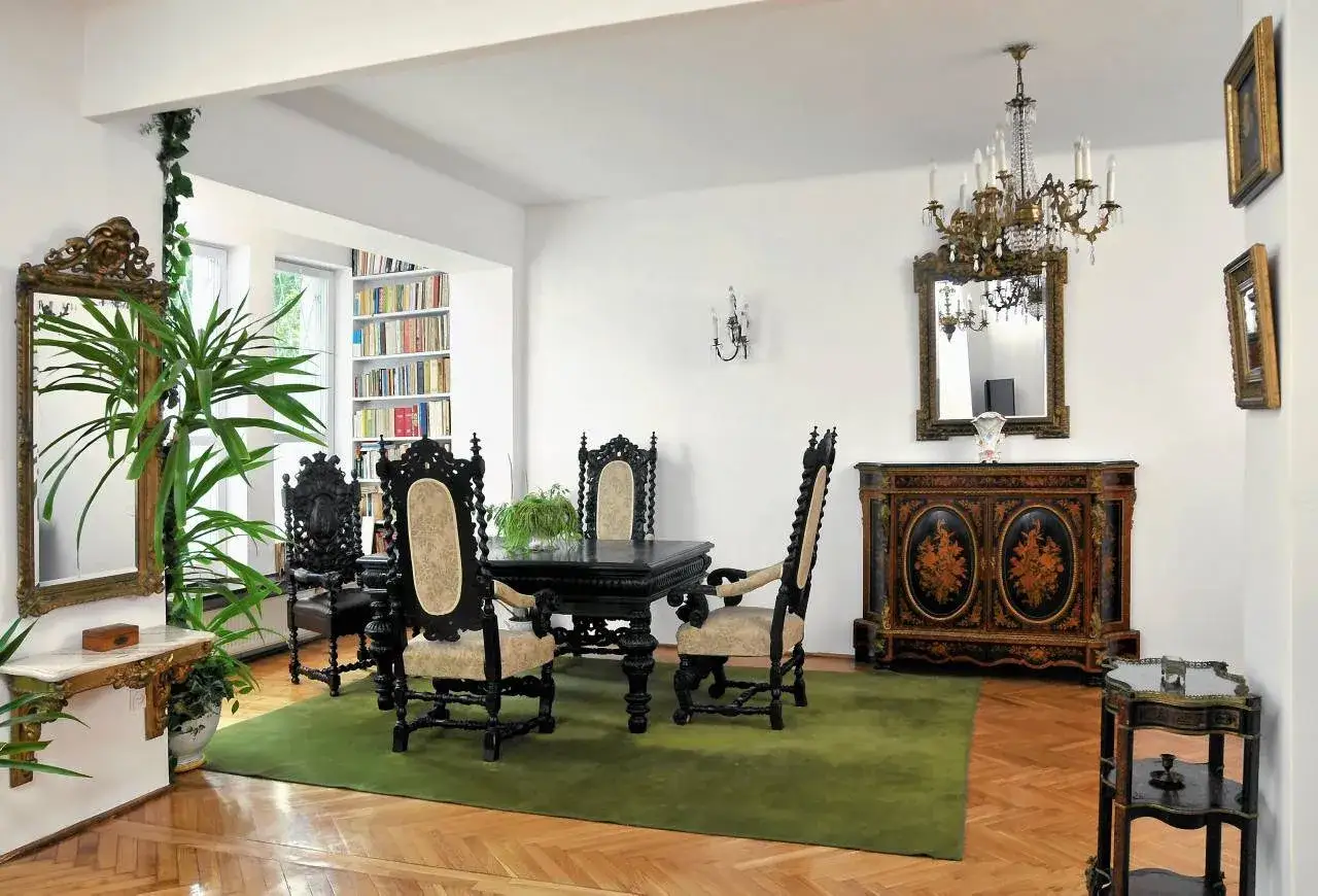Elegancka jadalnia z antycznymi meblami, lustrami i bogatym żyrandolem. Tak jak mieszkają polskie gwiazdy, w otoczeniu sztuki i historii.