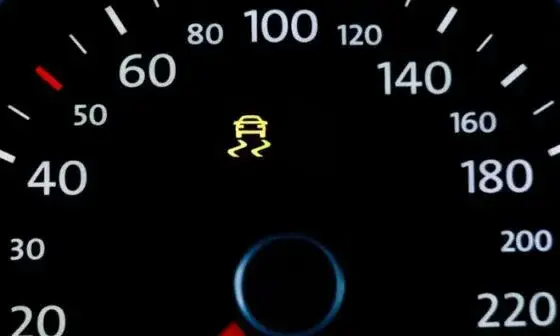 kontrolka ASR na desce rozdzielczej