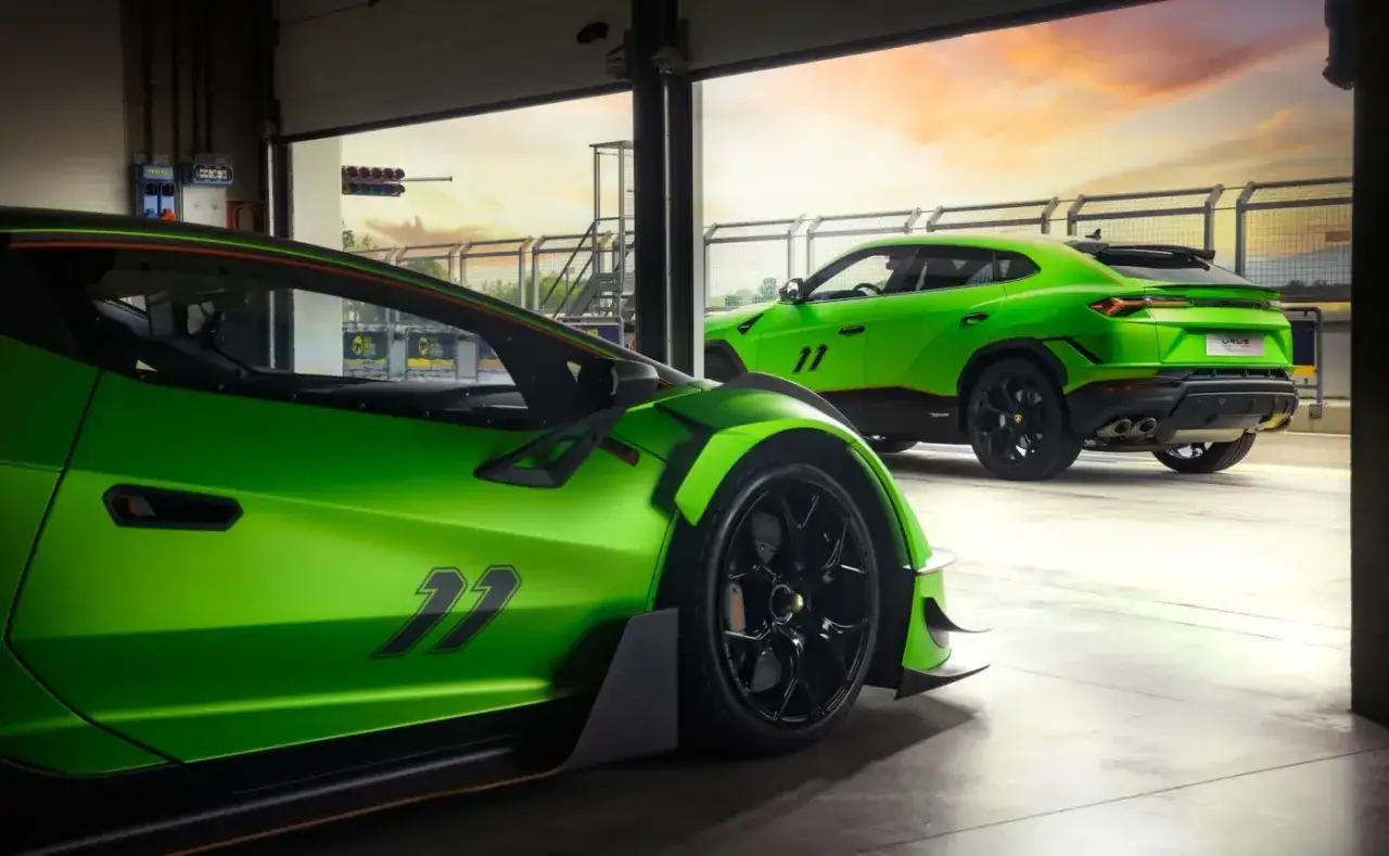 Dwa zielone Lamborghini, sportowy samochód i SUV, stoją w garażu. Zastanawiasz się, ile kosztuje najnowsze Lamborghini?