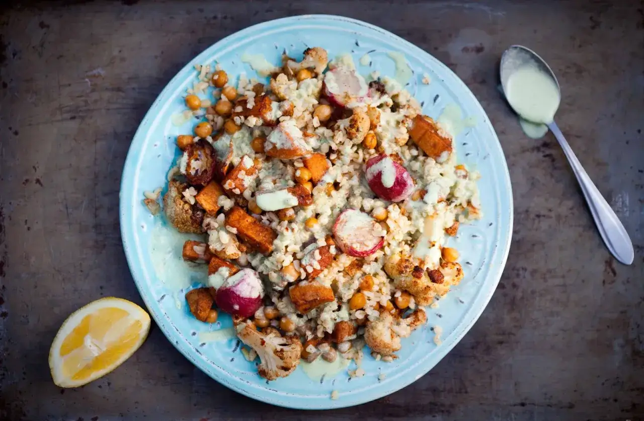 Przepis na ciepłą sałatkę z bulgur i pieczonymi warzywami