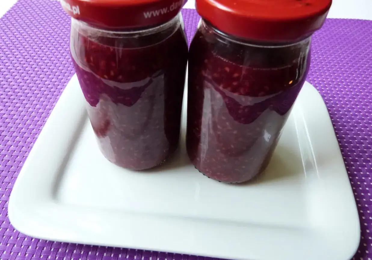 Dwa słoiki domowej frużeliny z malin, idealne na deser. Proste jak zrobić frużelinę z malin!