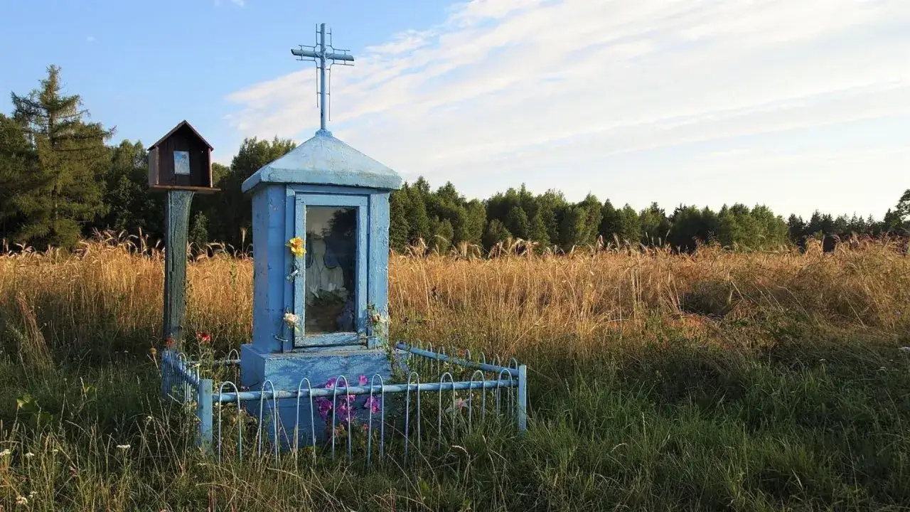 Nabożeństwo majowe w Polsce przydrożna kapliczka