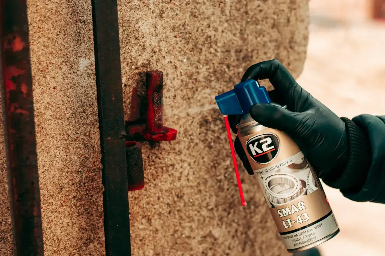 rodzaje smar&oacute;w do zamk&oacute;w samochodowych teflonowy grafitowy silikonowy