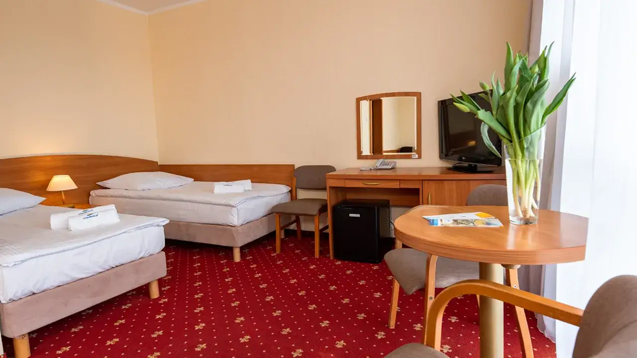 Pok&oacute;j hotelowy z udogodnieniami dla dziecka (ł&oacute;żeczko, krzesełko)