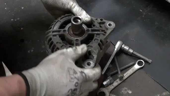 Cięcie sprzęgła alternatora szlifierką kątową