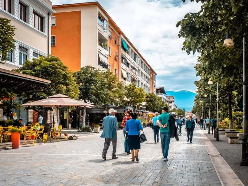 słoneczna uliczka w mieście Berat Albania