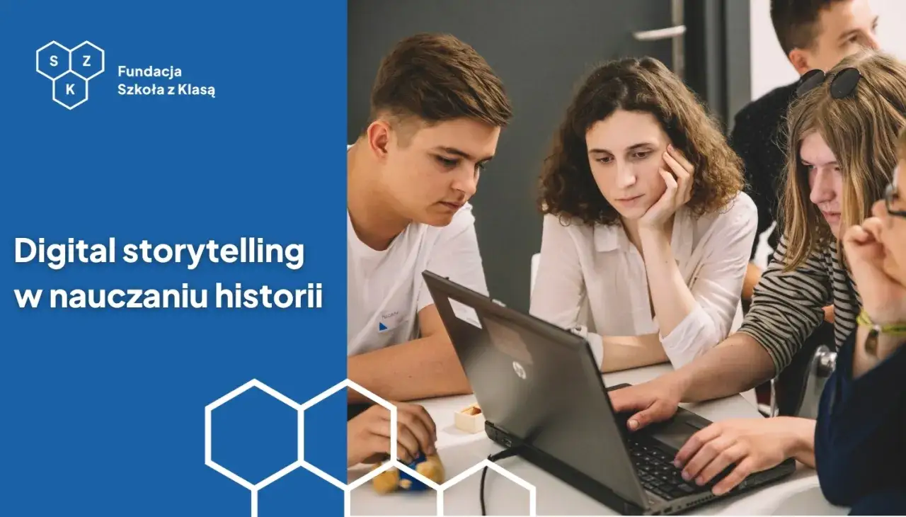 Młodzież skupiona wok&oacute;ł laptopa, ucząca się storytellingu w edukacji.