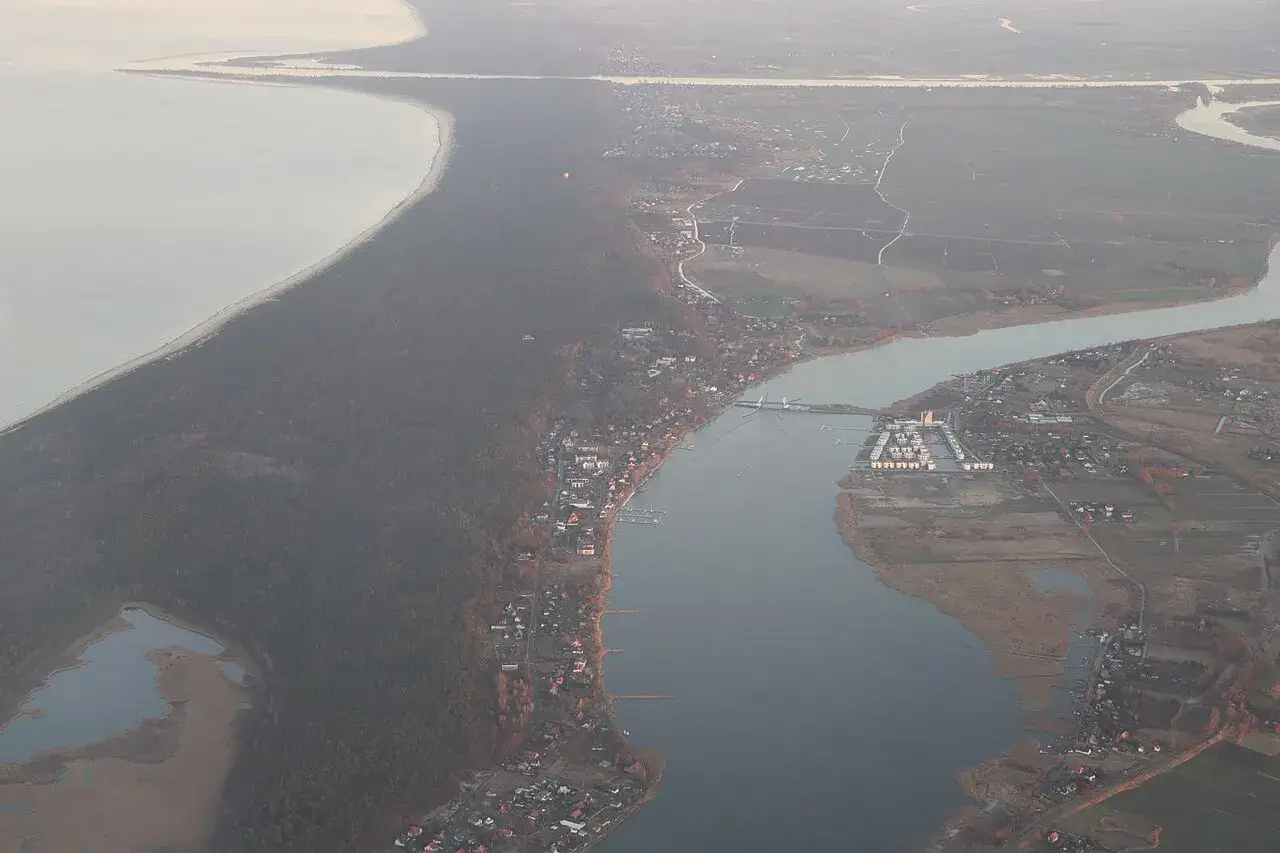 Zdjęcie lotnicze wyspy Wolin z klifowym wybrzeżem i morzem