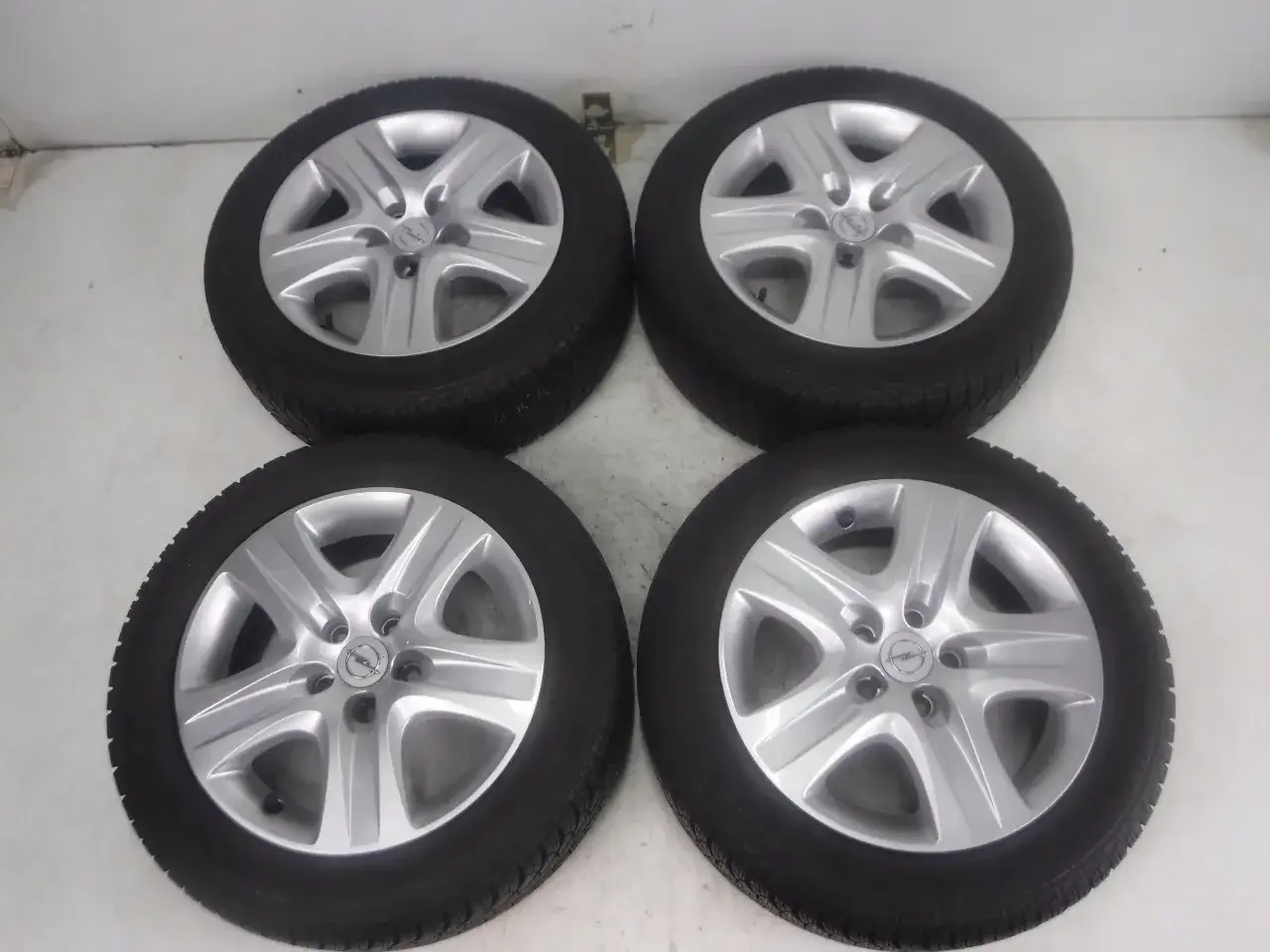 Cztery felgi strukturalne Opel z oponami, gotowe do montażu.