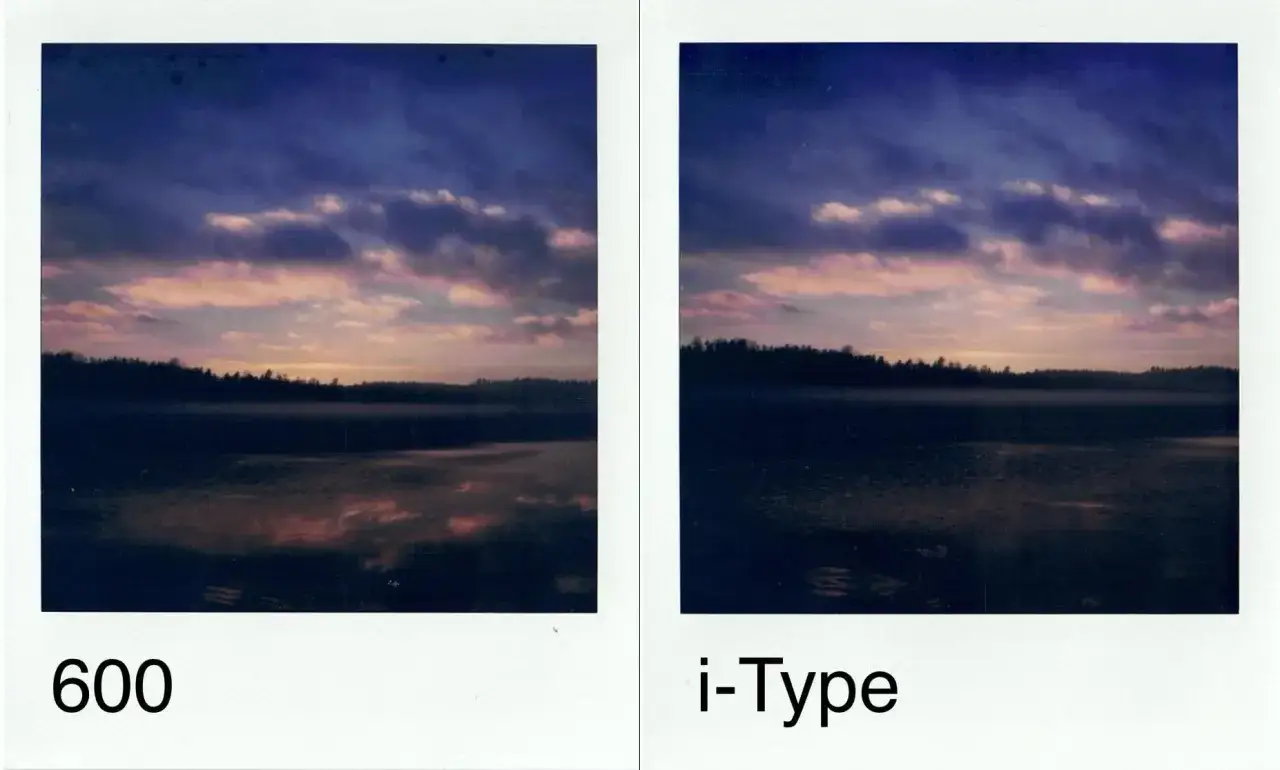 Zach&oacute;d słońca nad jeziorem uchwycony na dw&oacute;ch klatkach fotografii natychmiastowej. Chmury mienią się odcieniami r&oacute;żu i fioletu, odbijając się w spokojnej tafli wody.