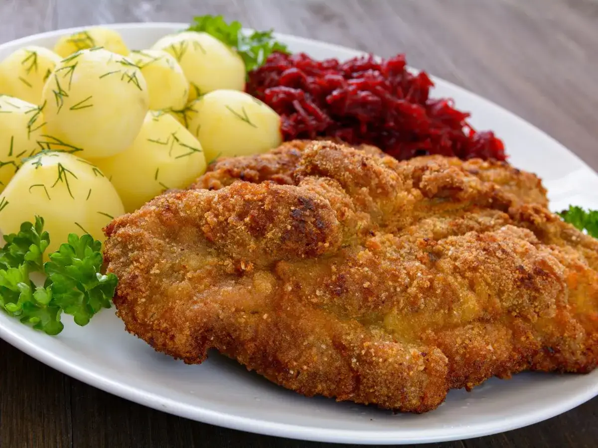 Chrupiący kotlet z ziemniaczkami i buraczkami to idealne zupy na obiad.