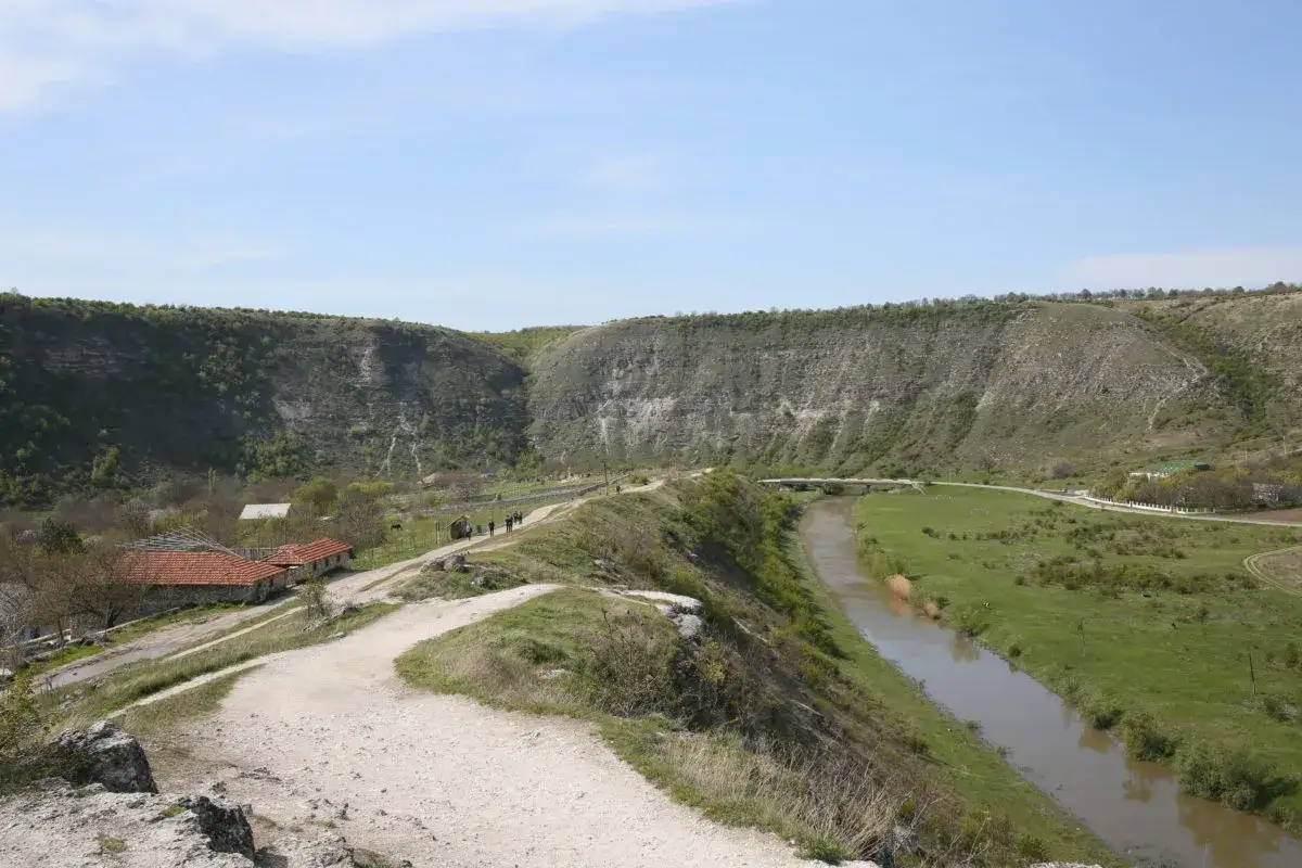 Malowniczy krajobraz Mołdawii z rzeką i wzgórzami. Ceny wycieczek mogą być zaskakująco przystępne.