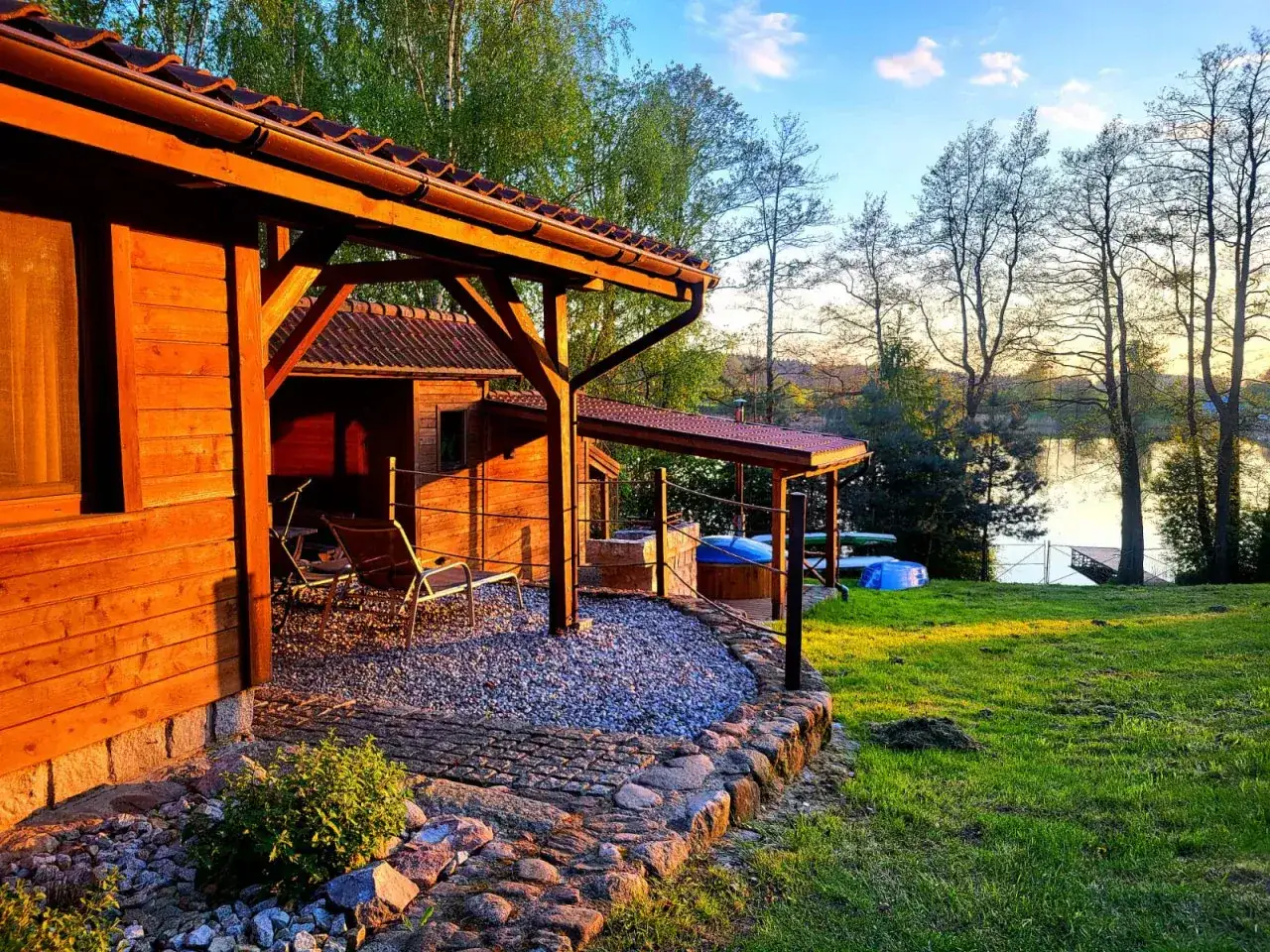 Drewniany domek nad jeziorem Śląsk, z tarasem i widokiem na wodę. Idealne miejsce na wypoczynek.