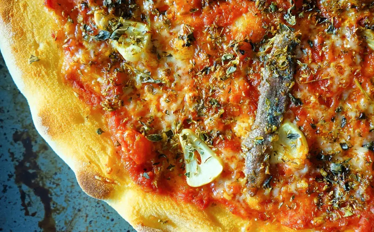 Pizza z anchois i czosnkami, świetna alternatywa, co zamiast oregano do pizzy?