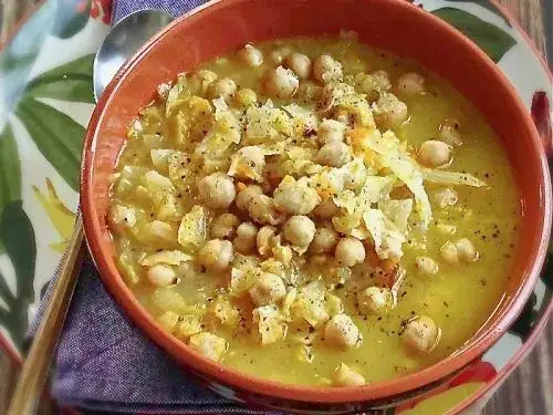 Ingredienti per minestra di ceci: ceci secchi, ceci precotti, rosmarino, aglio, carote, sedano, cipolla