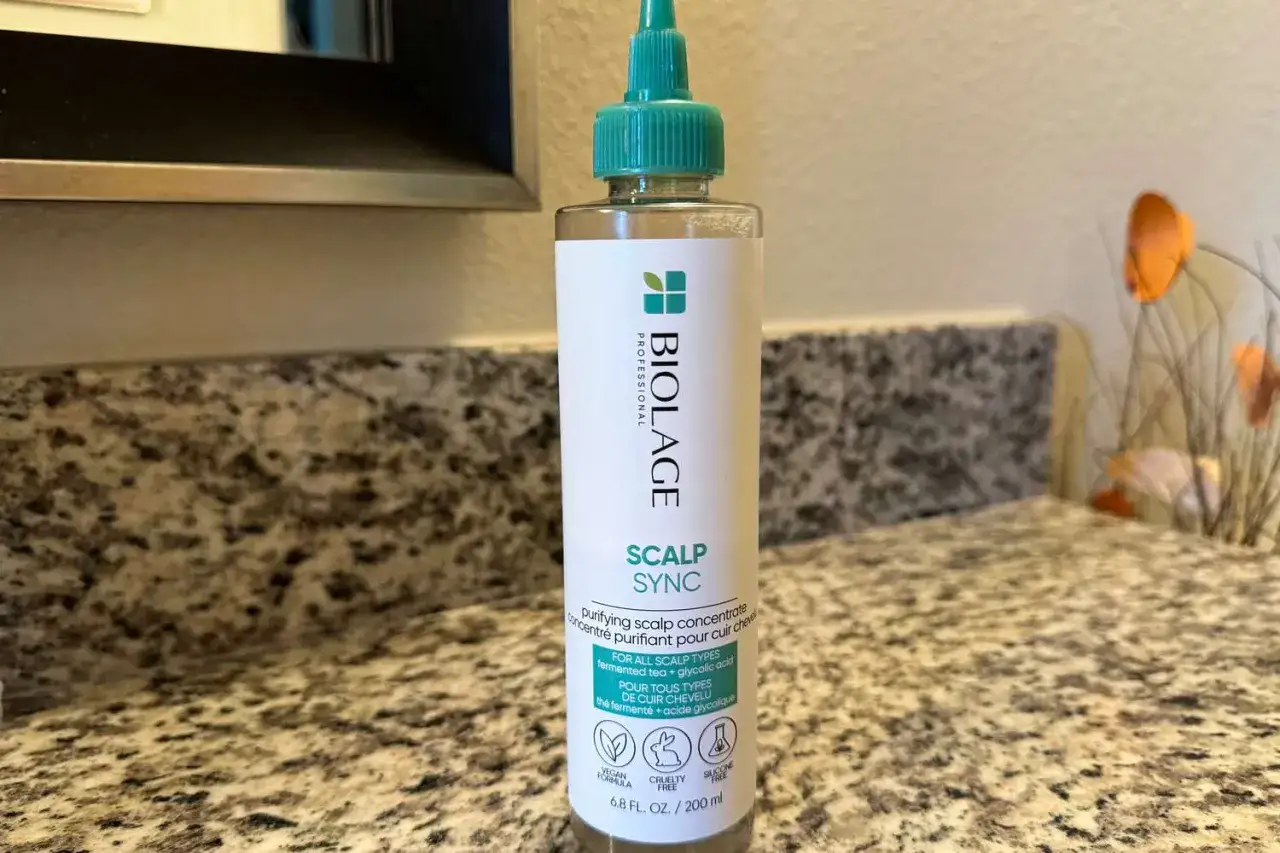Biolage Scalp Sync - koncentrat na łupież z fermentowaną herbatą i kwasem glikolowym. Pomaga oczyścić sk&oacute;rę głowy.