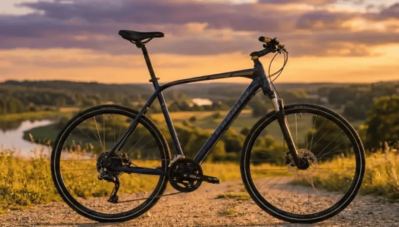 Ciemnoniebieski rower do miasta, gotowy na przygodę o zachodzie słońca.