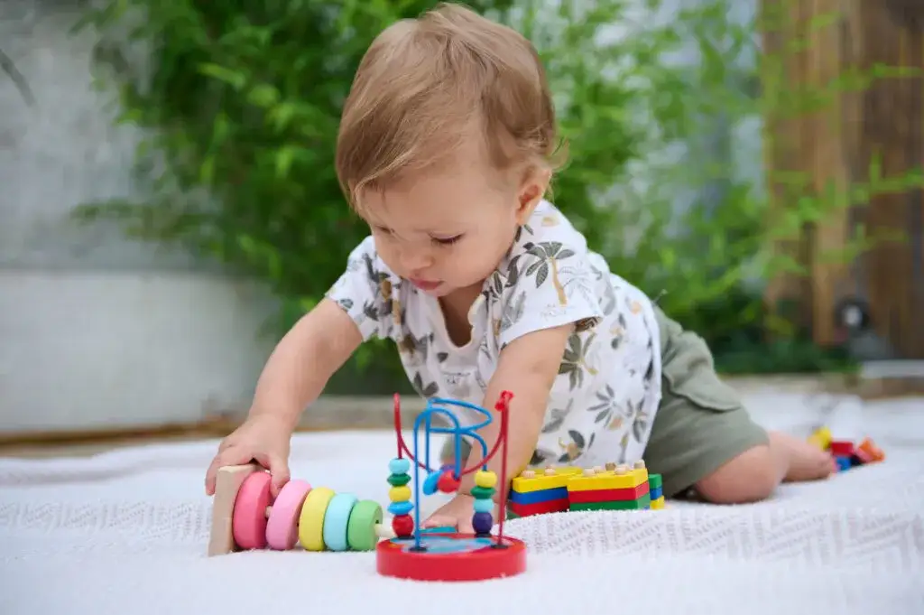 niemowlę bawi się zabawkami sensorycznymi