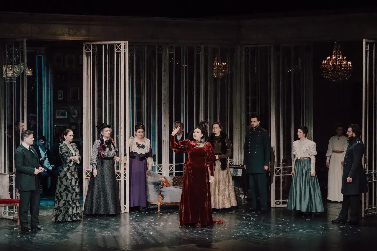 Aktorzy w strojach z epoki na scenie, przygotowujący się do spektaklu 