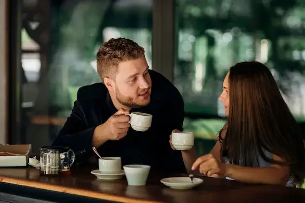 para na kawie zastanawiająca się