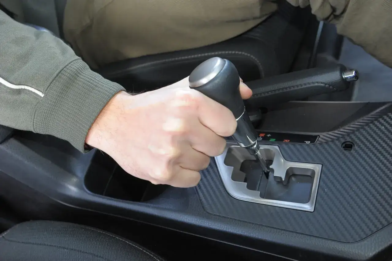 Dłoń kierowcy zmienia bieg w Toyocie. Zastanawiasz się, ile wytrzymuje skrzynia CVT Toyota?