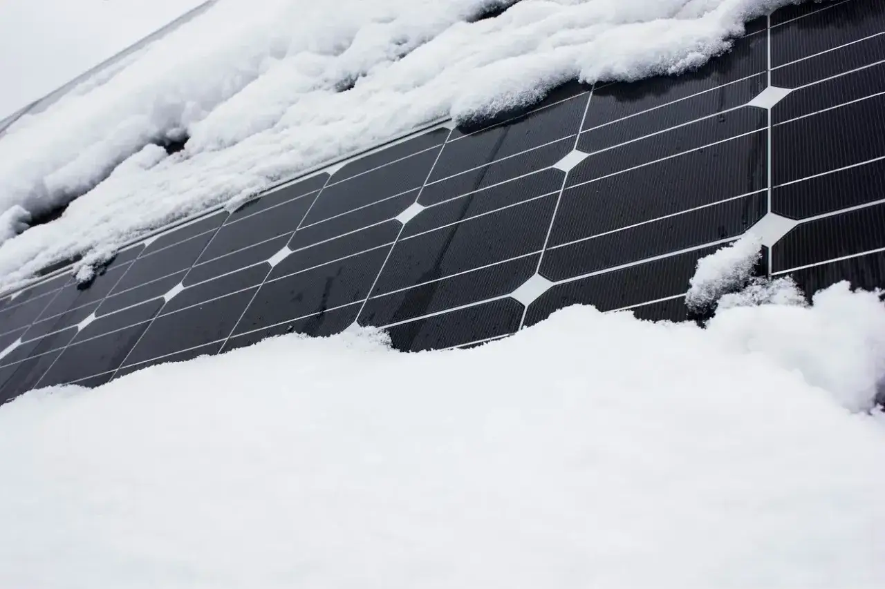 Zasypane śniegiem panele fotowoltaiczne. Dowiedz się, jak odśnieżyć panele fotowoltaiczne, by odzyskać moc.