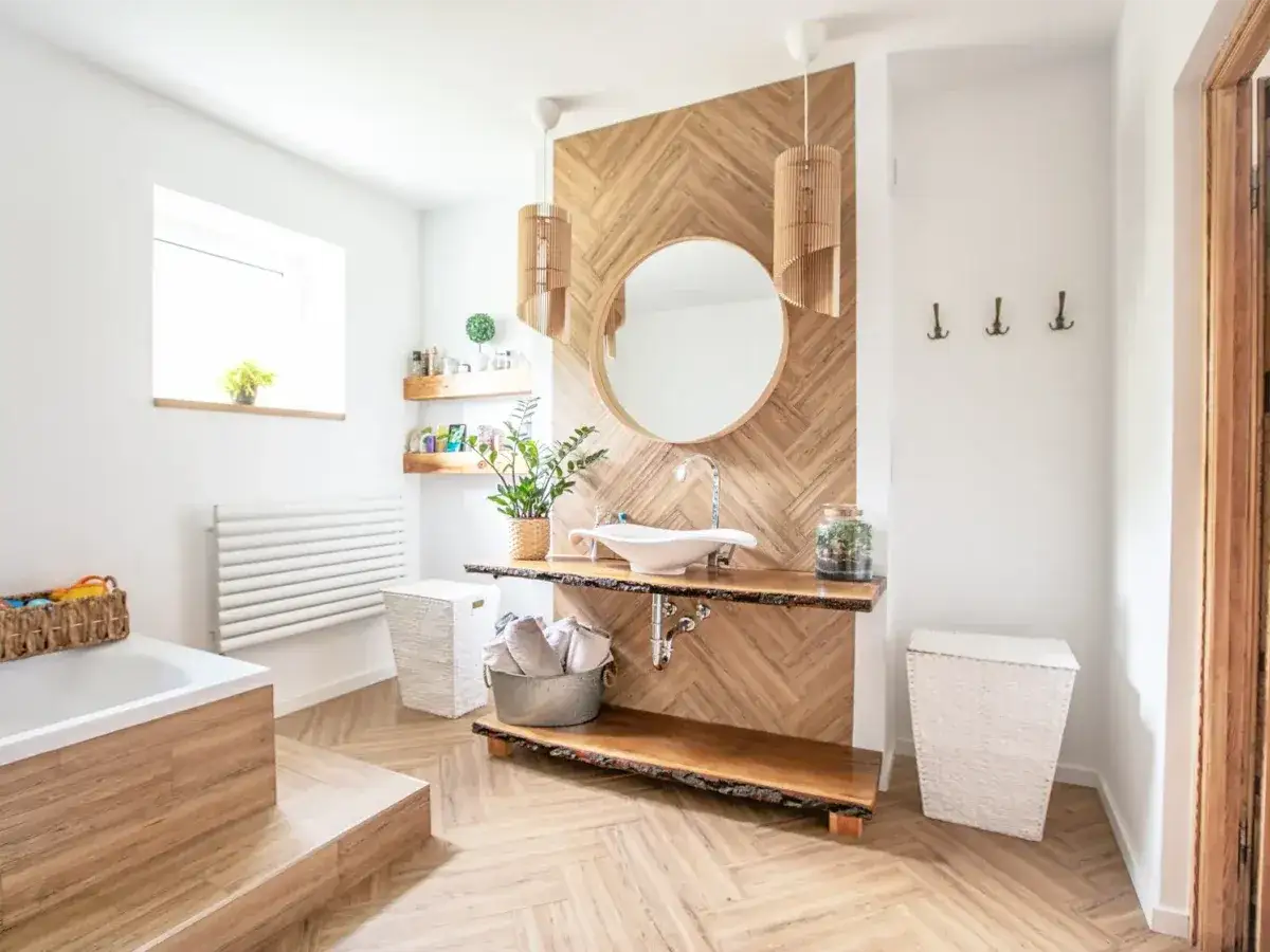 Łazienka z parą wodną i kroplami wody na meblach