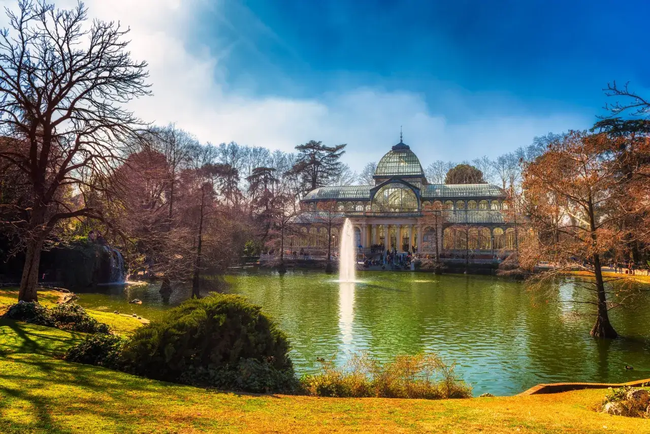 Parco del Retiro Madrid Palazzo di Cristallo lago