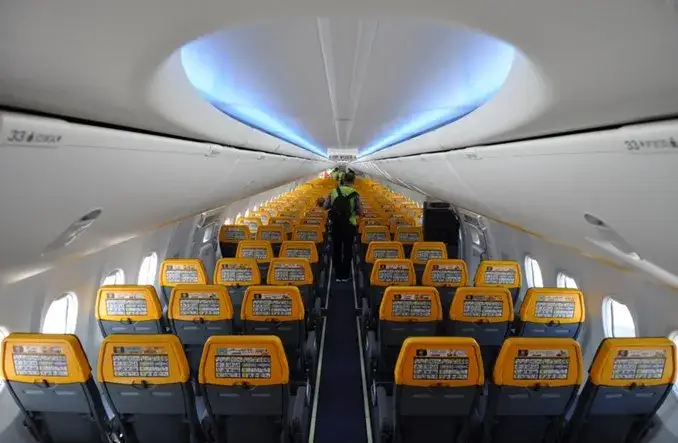 Wnętrze samolotu Boeing 737-8200 Ryanair Gamechanger