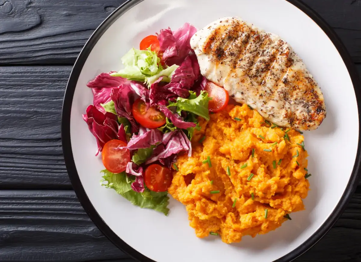 Grillowana pierś kurczaka z purée z batatów i sałatką z pomidorkami. Świetna alternatywa, co zamiast ziemniaków na obiad.